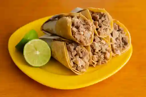 Tacos de cecina hervida servidos en Taquería El Pipirín