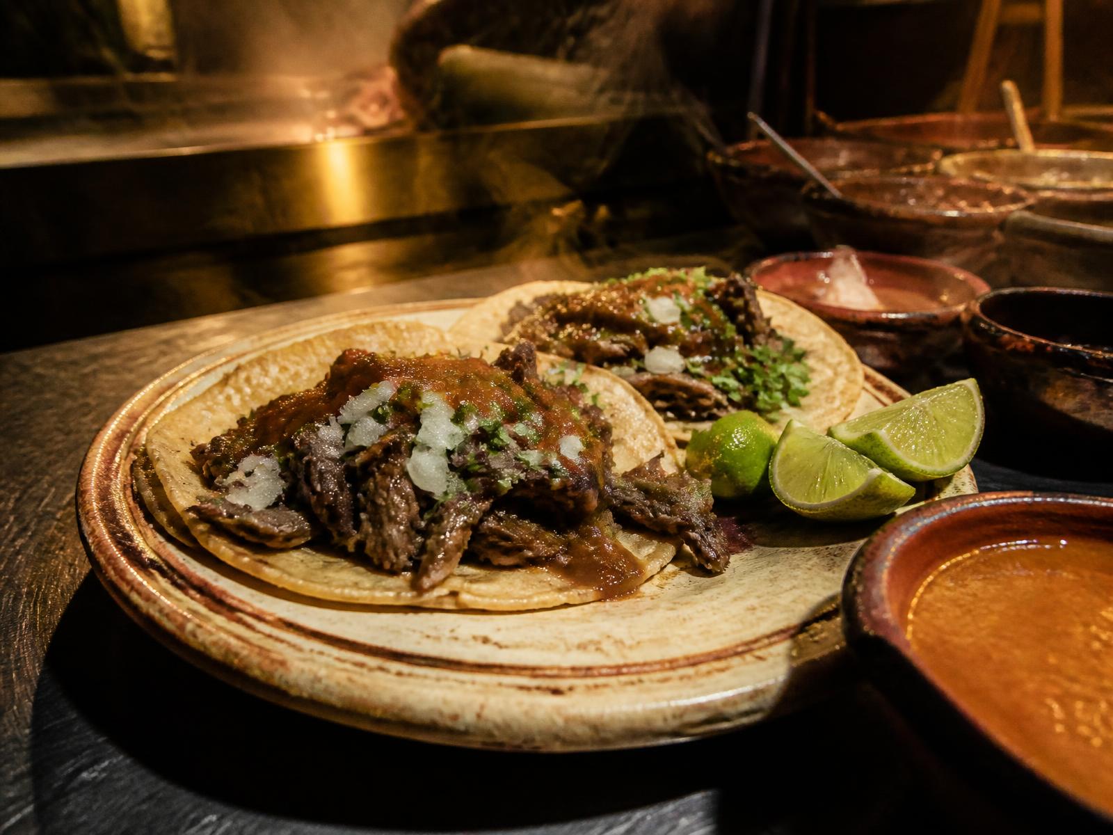 Corte y preparación de la cecina hervida en la cocina de Taquería El Pipirín, Puebla