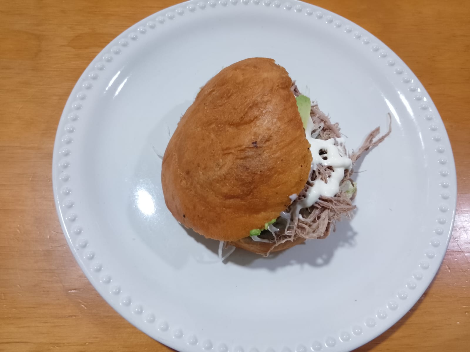 Pelona poblana con crema y lechuga en Taquería El Pipirín